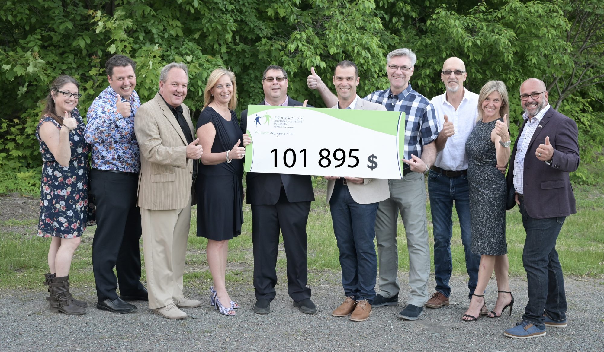 Crédit photo : Élise Racine Photographe | Les partenaires majeurs du Festin-Homard heureux de dévoiler un montant record franchissant le cap du 100 000$ - Roxane Tremblay – SAQ, Benoit Dulude – Président du CA de la Fondation du CHG, Richard Asselin – La Croisée de l’Est, Danielle Picard – Caisse Desjardins de Granby – Haute-Yamaska, Daniel Grondin et Pascal Deslauriers – Construction Idéal de Granby; Jean-François Lussier – Horizon Lussier, Jacques Martin – Cowie, Suzanne Surette – Fondation du CHG et Luc Pépin – Buropro Citation